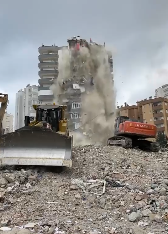 Güvenli Yıkım Süreci: "Çevre güvenliğini ön planda tutarak, uzman ekibimiz ve modern iş makinelerimizle gerçekleştirdiğimiz profesyonel bina yıkım operasyonumuz."